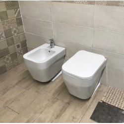 Sanitari sospesi Vaso con Coprivaso a chiusura rallentata + Bidet modello sott'acqua marca Isvea Bianchi lucidi