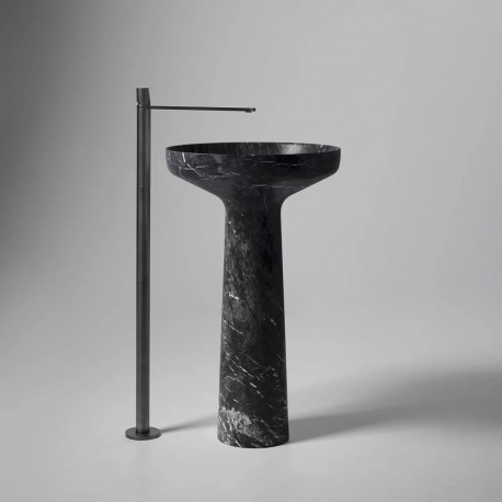 Lavabo a Terra Freestanding Ago185 di antoniolupi in marmo grigio lavico